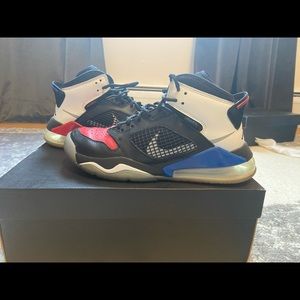 Jordan mars 270. Boys Jordan Basketball Shoes. Size 6